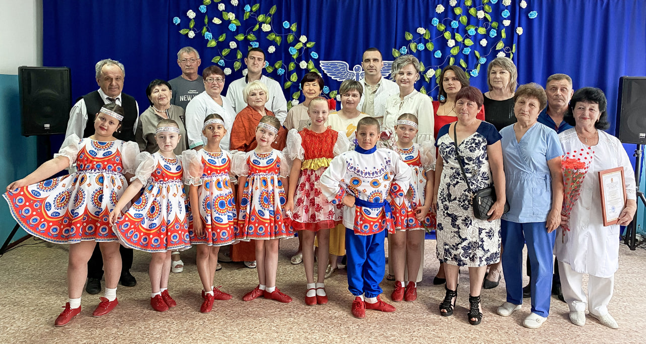 В поселке Новосветловка чествовали медицинских работников.