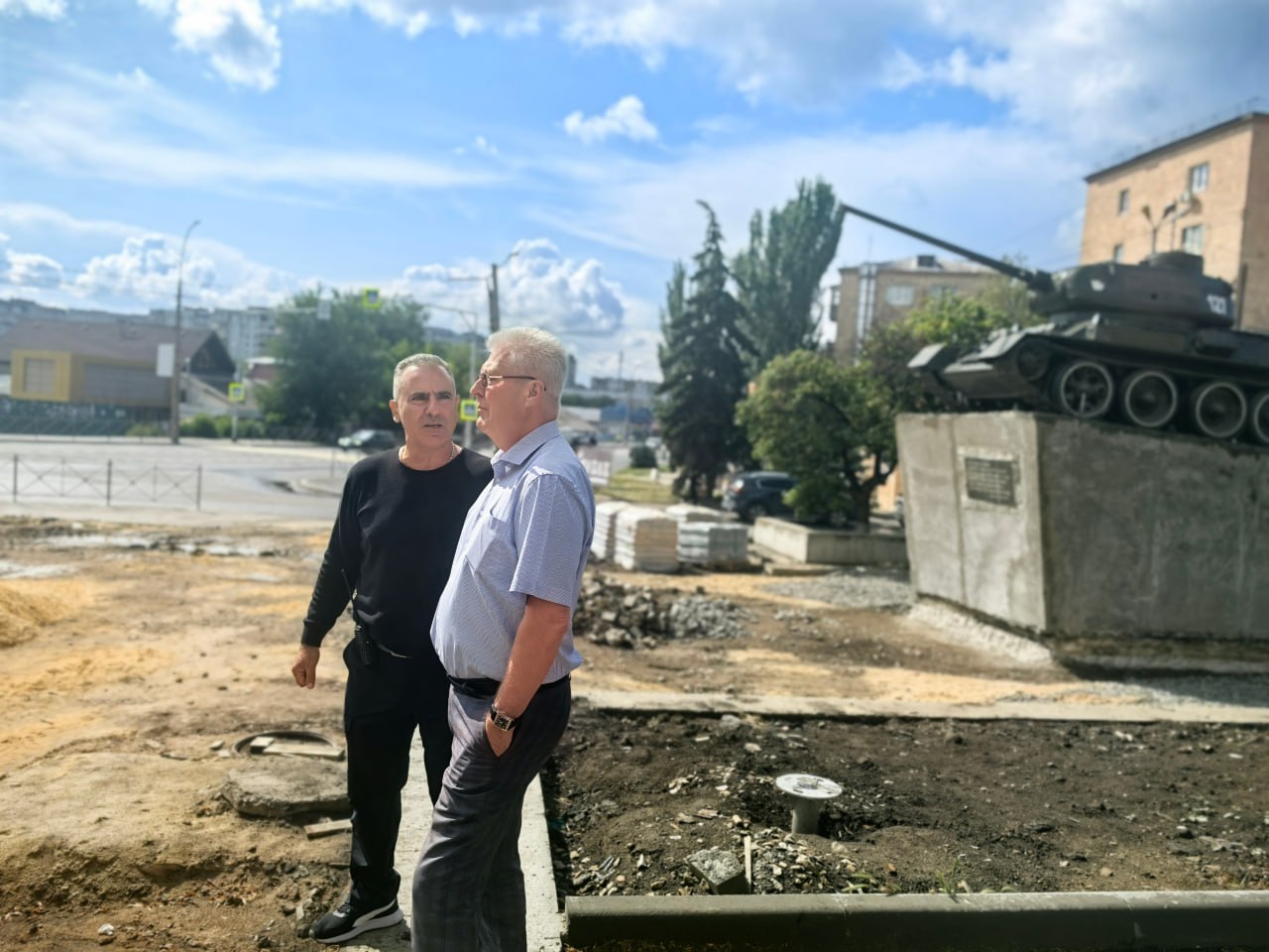 В Краснодоне продолжаются масштабные работы по благоустройству территории Аллеи Дружбы.