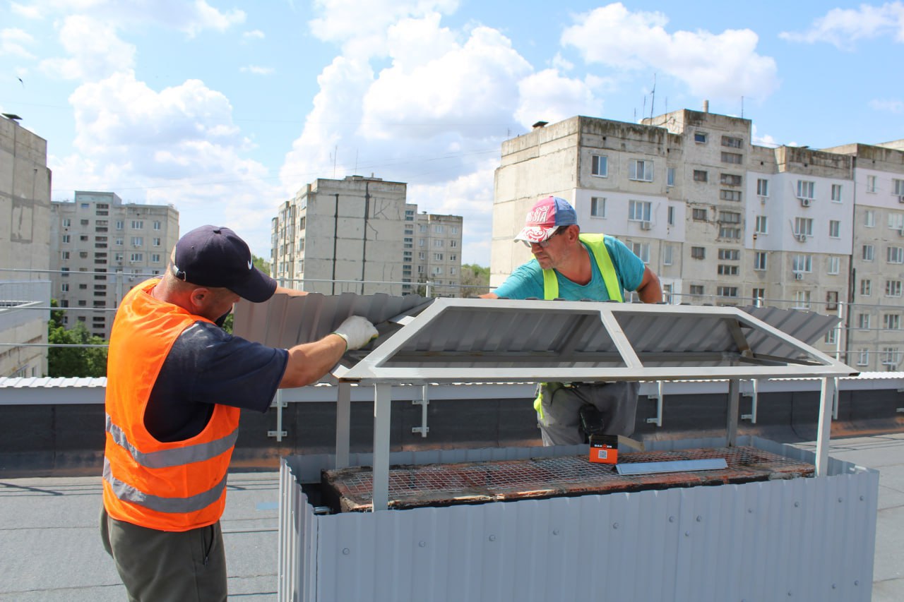 В Краснодоне обновляют кровлю дома №38 на квартале Шевченко.