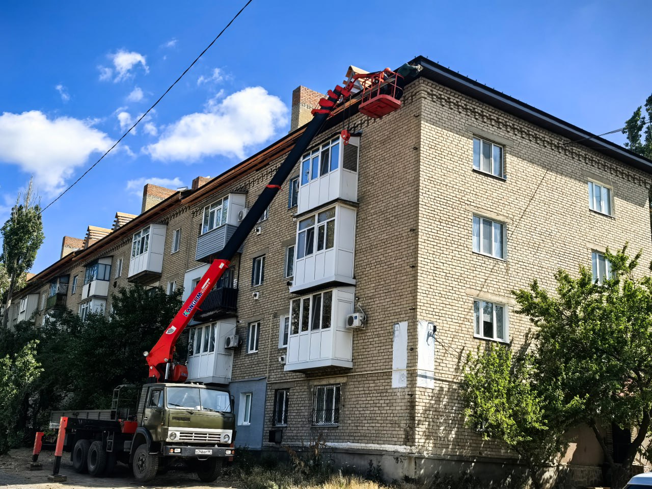 Продолжается ремонт скатной кровли на квартале Титова.