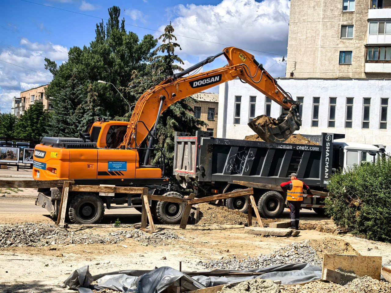 Реконструкция Аллеи Героев в Краснодоне продолжается.