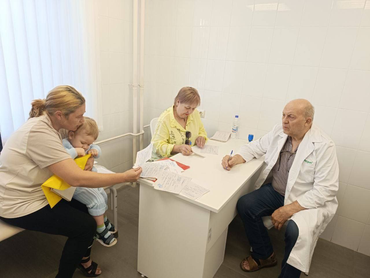 Специалисты детских учреждений ЛНР провели профилактический осмотр детей в Краснодонском муниципальном округе.