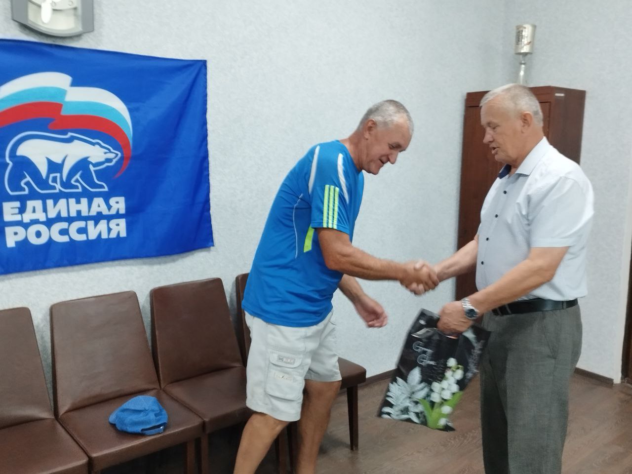 В поселке Краснодон поздравили с Днем физкультурника тренера по футболу.
