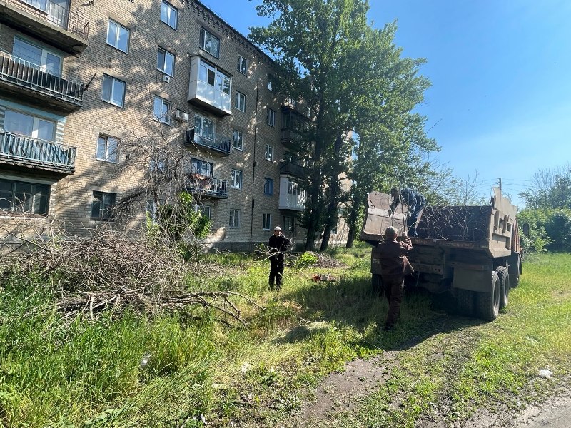 В Суходольске продолжаются работы по благоустройству.
