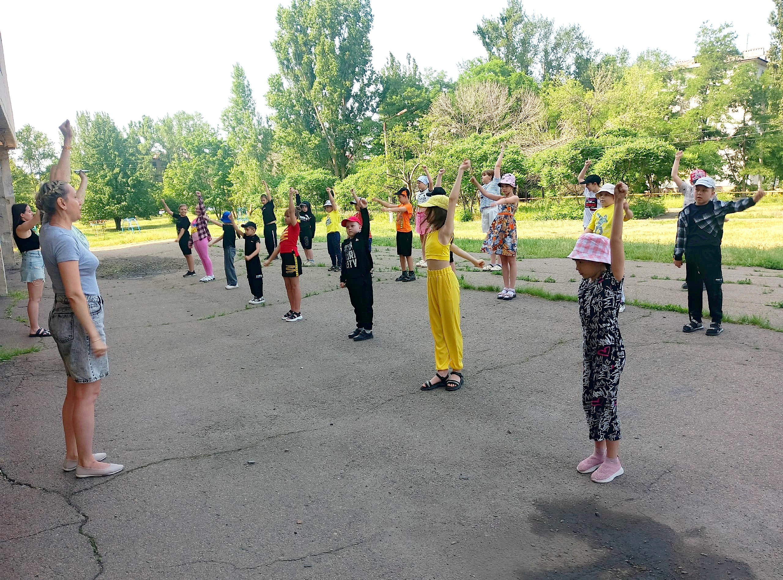 В Краснодонском муниципальном округе продолжают свою работу пришкольные детские площадки.
