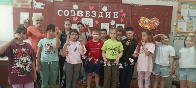 Пришкольные площадки продолжают свою работу.