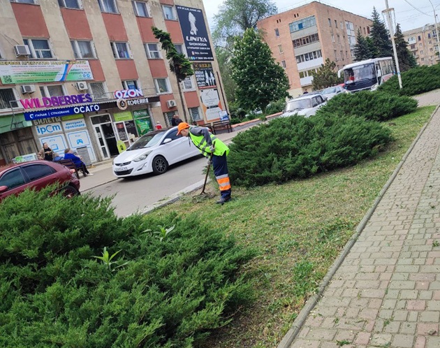 В Краснодоне выполняют работы по благоустройству.