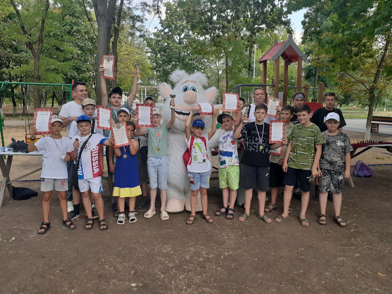 В Краснодоне состоялся турнир по шахматам среди детей и взрослых, посвящённый Международному дню шахмат.