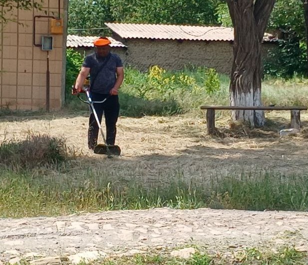 В поселке Изварино провели субботник.