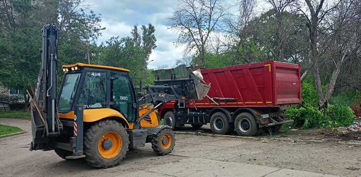 Выполнены работы по вывозу мусора в городе Молодогвардейске.