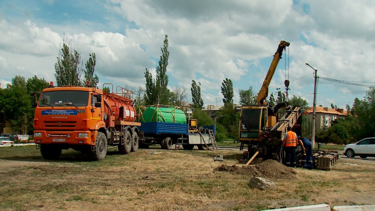 В Краснодоне продолжаются работы по ремонту водопроводной сети.