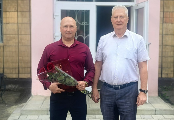 Сергей Козенко поздравил с юбилеем директора Краснодонской детской школы искусств имени А.Л. Корягина.