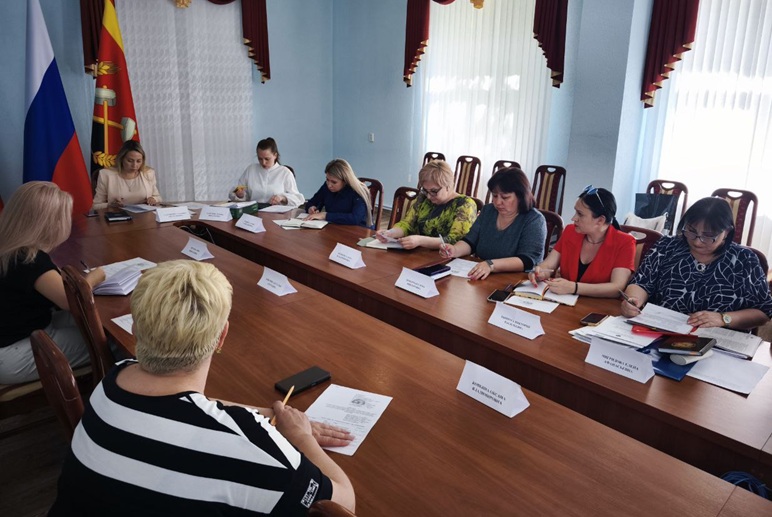 В Краснодоне состоялось заседание муниципальной комиссии по делам несовершеннолетних.