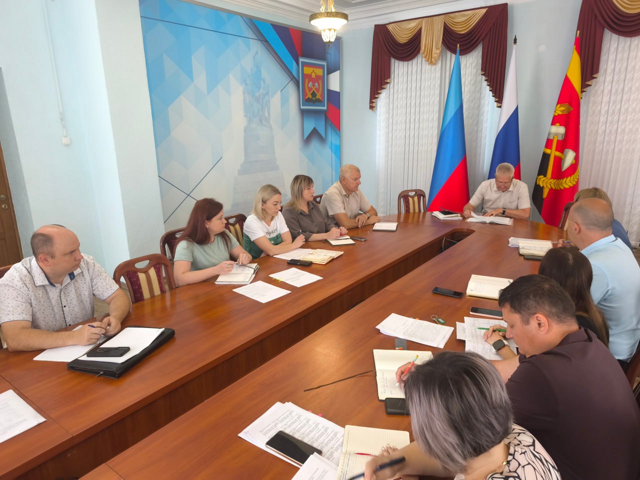 В Краснодоне состоялось расширенное аппаратное совещание.