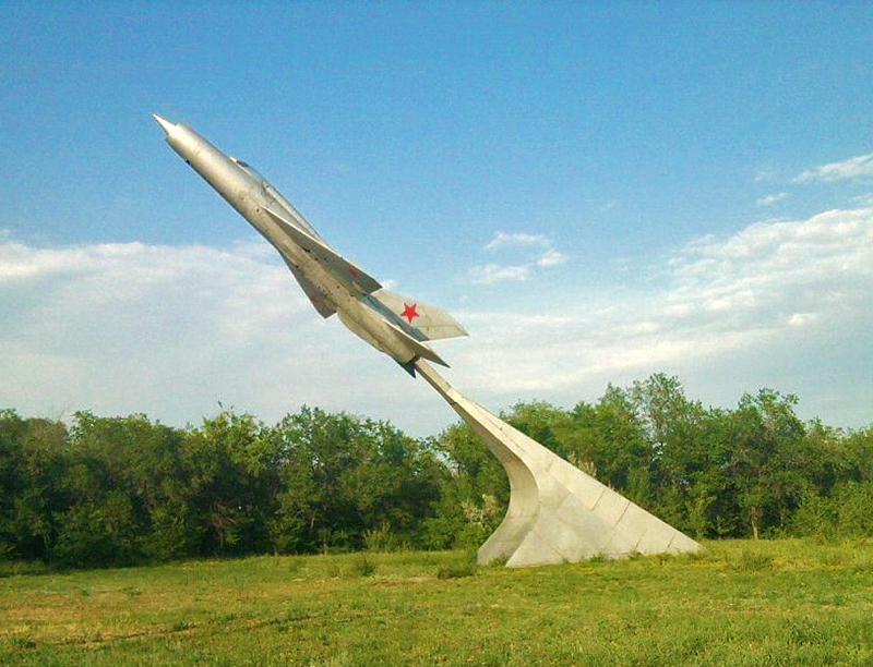 Памятник летчикам эскадрильи имени героев Краснодона.