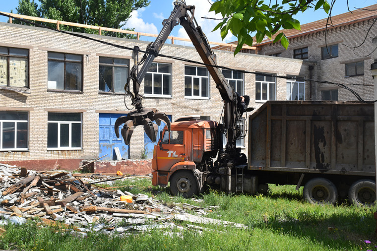 В Краснодонской школе № 8 продолжается капитальный ремонт. В Краснодонской школе № 8 продолжается капитальный ремонт.