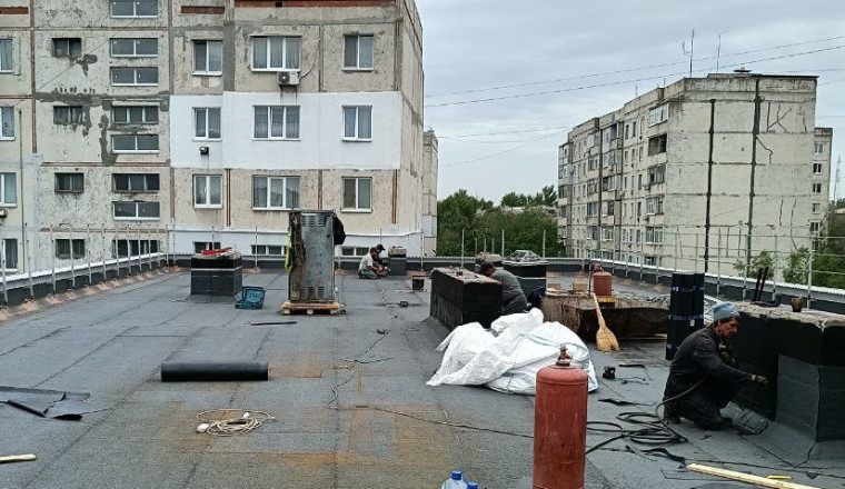 В Краснодоне продолжаются работы по капитальному ремонту мягкой кровли по адресу: кв. Шевченко, д. 38. В Краснодоне продолжаются работы по капитальному ремонту мягкой кровли по адресу: кв. Шевченко, д. 38.