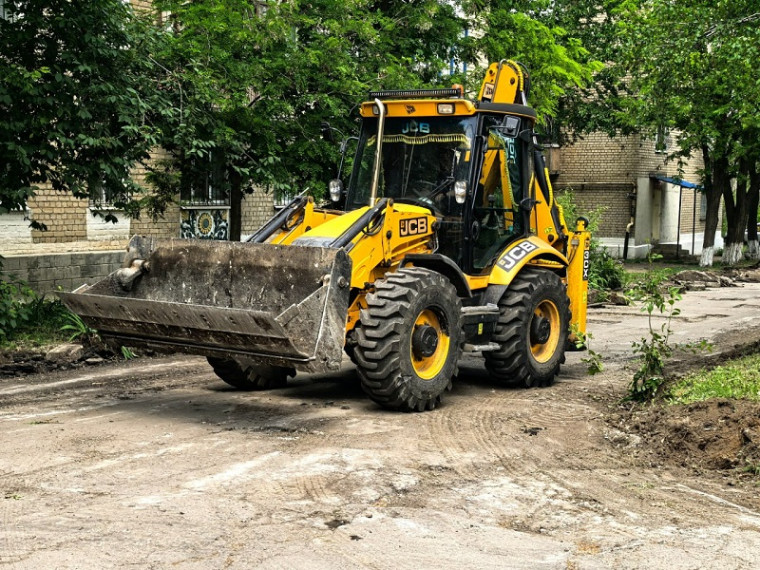 В Молодогвардейске специалисты подрядной организации ООО «Артстрой» приступили к работам по ремонту дорог по улице Ленина. В Молодогвардейске специалисты подрядной организации ООО «Артстрой» приступили к работам по ремонту дорог по улице Ленина.