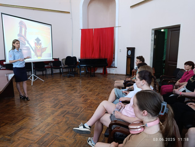 В Краснодоне прошла профилактическая беседа для подростков о правах, ответственности и безопасности. В Краснодоне прошла профилактическая беседа для подростков о правах, ответственности и безопасности.