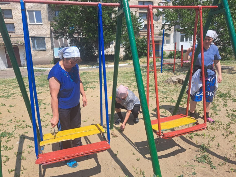 Активные жители пгт Северный за чистые детские площадки. Активные жители пгт Северный за чистые детские площадки.