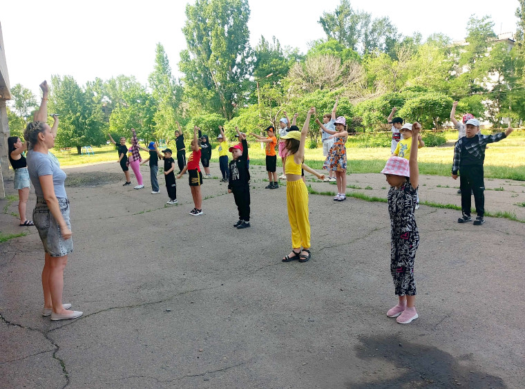 В Краснодонском муниципальном округе продолжают свою работу пришкольные детские площадки. В Краснодонском муниципальном округе продолжают свою работу пришкольные детские площадки.