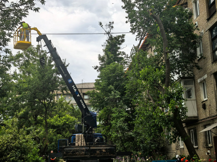 В Краснодоне продолжаются плановые работы по капитальному ремонту скатной кровли по адресу: квартал Титова, 12. В Краснодоне продолжаются плановые работы по капитальному ремонту скатной кровли по адресу: квартал Титова, 12.