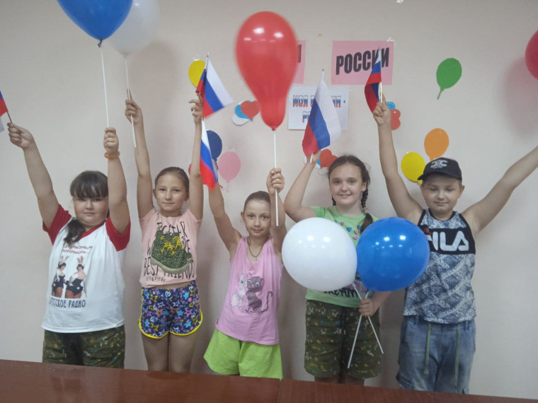 В пгт Северный прошёл тематический час ко Дню России «Моя Родина — Россия». В пгт Северный прошёл тематический час ко Дню России «Моя Родина — Россия».