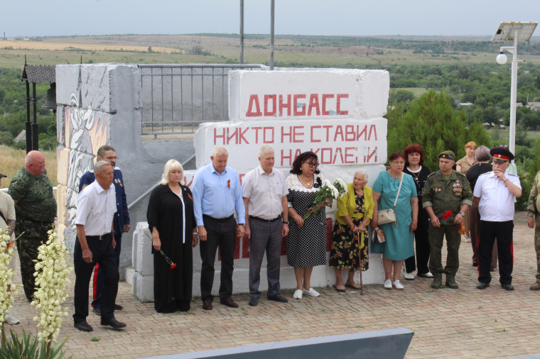 В Краснодоне состоялся митинг, посвященный годовщине начала боевых действий в городе. В Краснодоне состоялся митинг, посвященный годовщине начала боевых действий в городе.