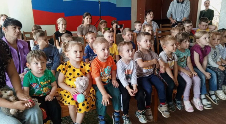 Юным жителям посёлка Поречье показали кукольный спектакль. Юным жителям посёлка Поречье показали кукольный спектакль.