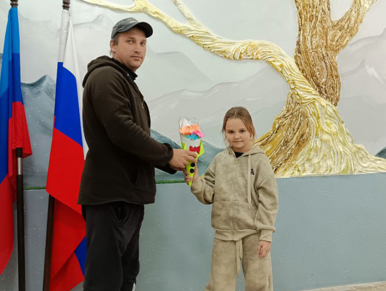 Трогательные поздравления папам Молодогвардейска.