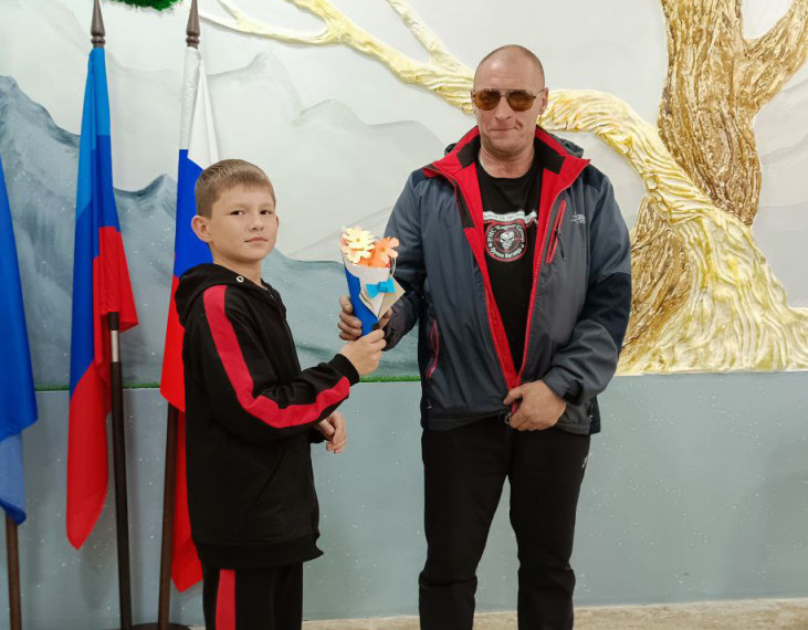 Трогательные поздравления папам Молодогвардейска.