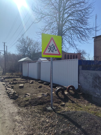 В Краснодоне проводят работу по улучшению состояния дорожной инфраструктуры округа.